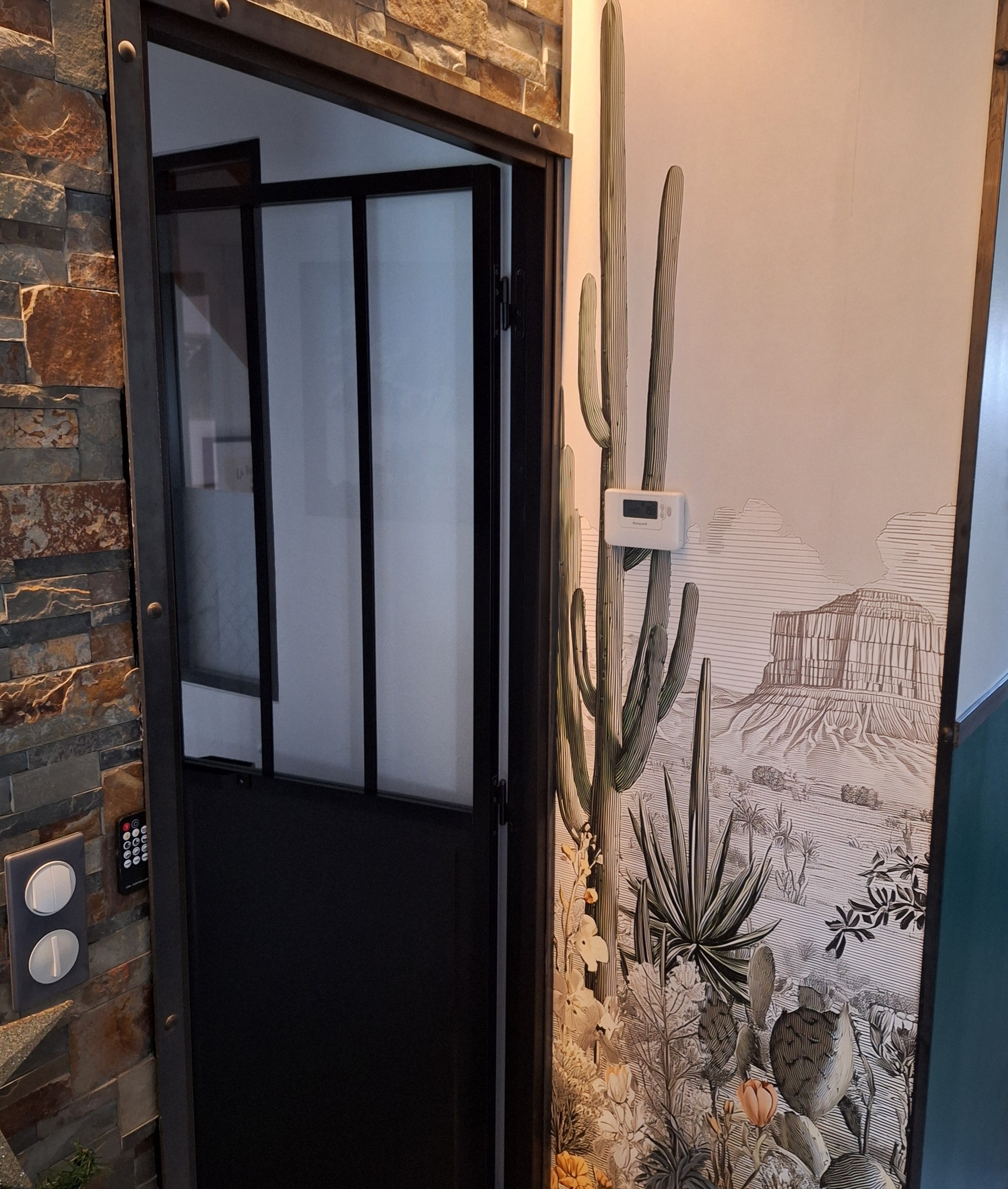 Mur avec papier peint décoratif